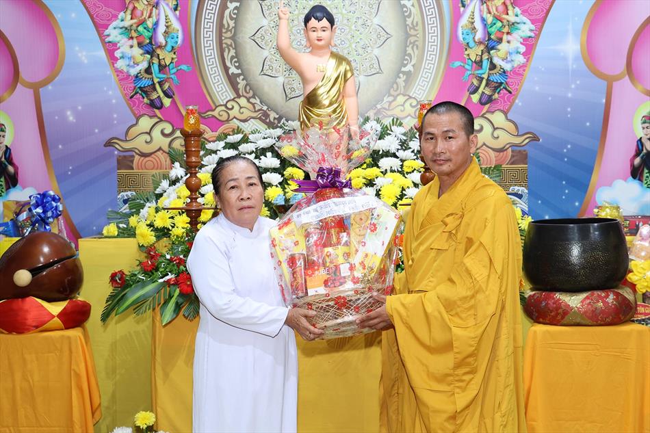 3 NHẬN QUÀ CHÚC MỪNG 3 NHẬN QUÀ CHÚC MỪNG