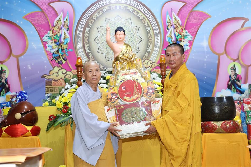 3 NHẬN QUÀ CHÚC MỪNG 3 NHẬN QUÀ CHÚC MỪNG