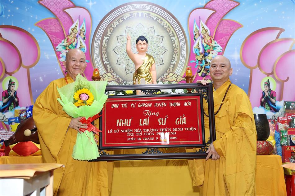 3 NHẬN QUÀ CHÚC MỪNG 3 NHẬN QUÀ CHÚC MỪNG