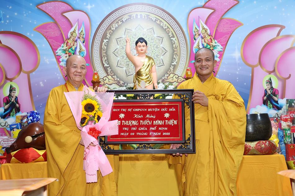 3 NHẬN QUÀ CHÚC MỪNG 3 NHẬN QUÀ CHÚC MỪNG