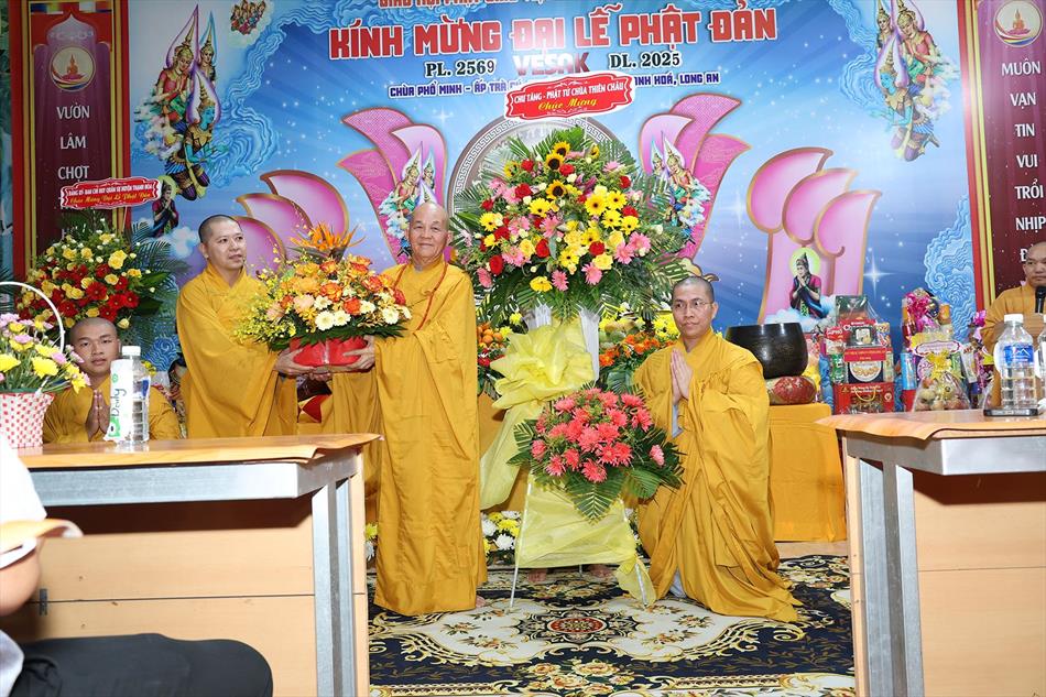 3 NHẬN QUÀ CHÚC MỪNG 3 NHẬN QUÀ CHÚC MỪNG