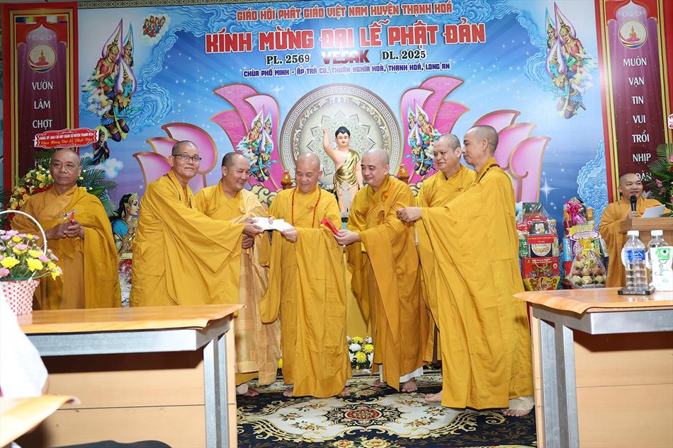 3 NHẬN QUÀ CHÚC MỪNG 3 NHẬN QUÀ CHÚC MỪNG