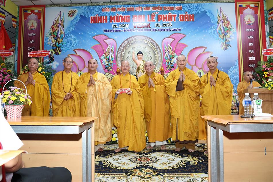 3 NHẬN QUÀ CHÚC MỪNG 3 NHẬN QUÀ CHÚC MỪNG