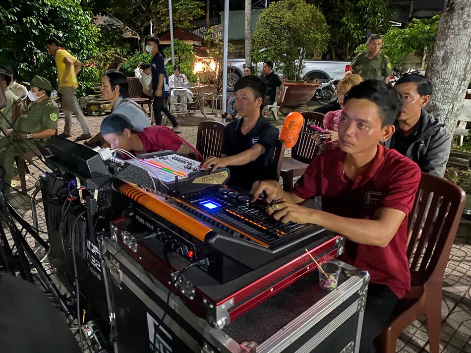 15 TRUYỀN THÔNG & PHỤNG SỰ 15 TRUYỀN THÔNG & PHỤNG SỰ