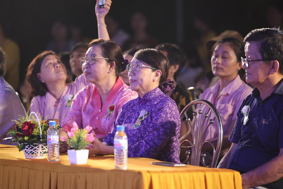 3 CÀI HOA HỒNG - VĂN NGHỆ 3 CÀI HOA HỒNG - VĂN NGHỆ