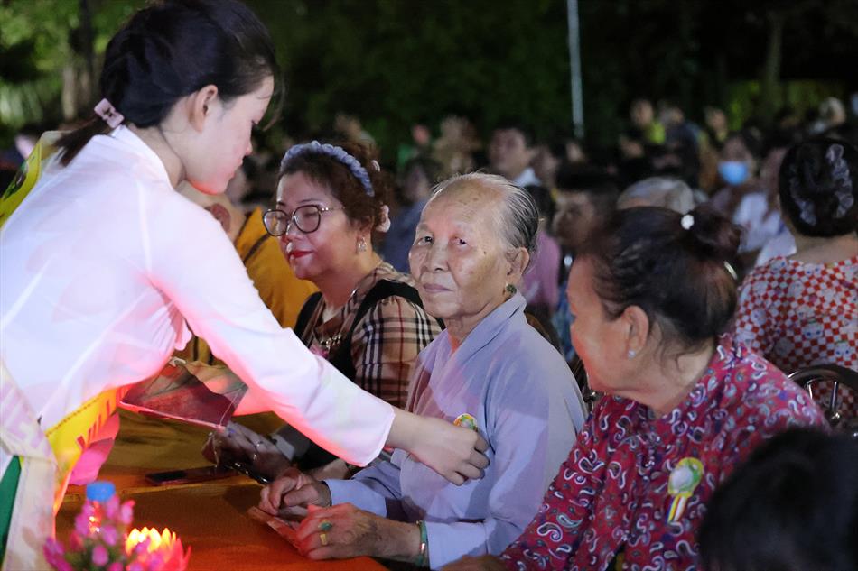 3 CÀI HOA HỒNG - VĂN NGHỆ 3 CÀI HOA HỒNG - VĂN NGHỆ