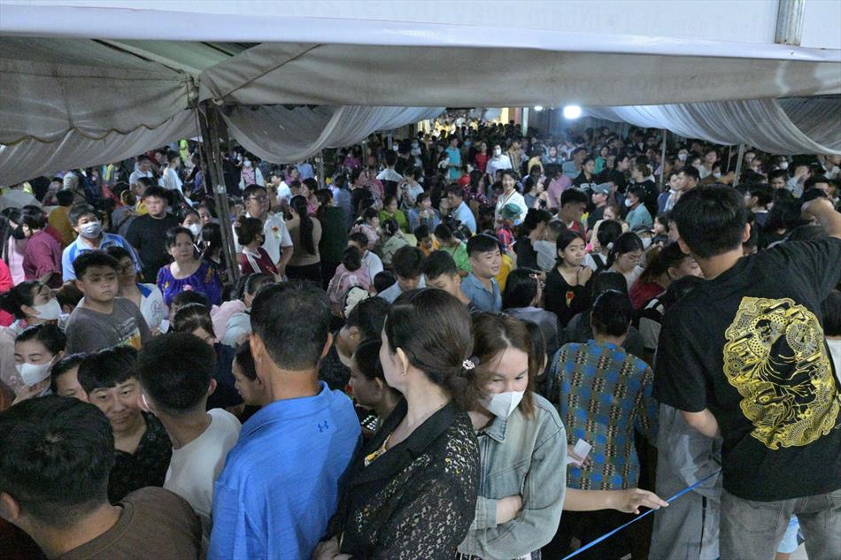 11 HÀNG NGÀN NGƯỜI TRONG LỄ HỘI 11 HÀNG NGÀN NGƯỜI TRONG LỄ HỘI