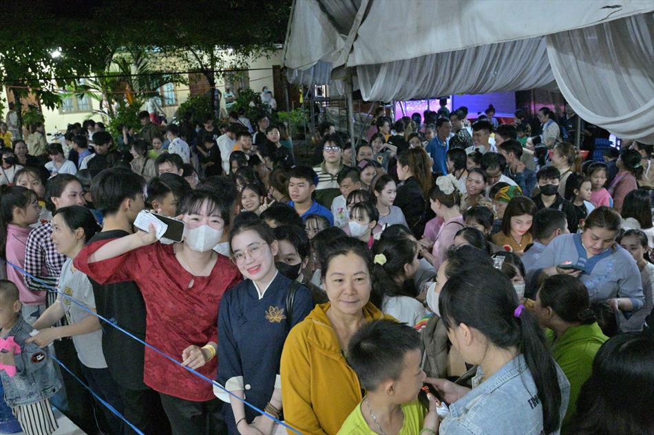 11 HÀNG NGÀN NGƯỜI TRONG LỄ HỘI 11 HÀNG NGÀN NGƯỜI TRONG LỄ HỘI