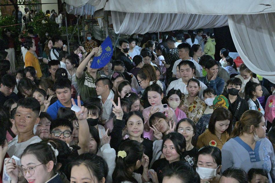 11 HÀNG NGÀN NGƯỜI TRONG LỄ HỘI 11 HÀNG NGÀN NGƯỜI TRONG LỄ HỘI