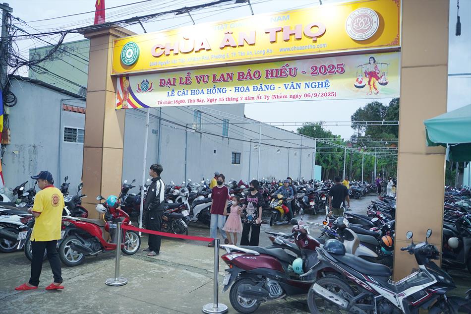11 HÀNG NGÀN NGƯỜI TRONG LỄ HỘI 11 HÀNG NGÀN NGƯỜI TRONG LỄ HỘI