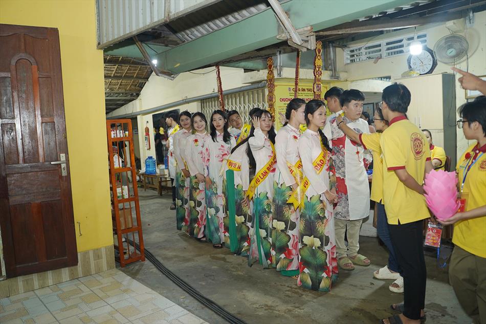 11 HÀNG NGÀN NGƯỜI TRONG LỄ HỘI 11 HÀNG NGÀN NGƯỜI TRONG LỄ HỘI