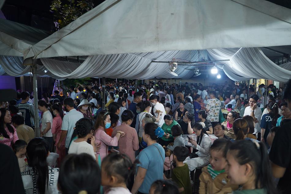 11 HÀNG NGÀN NGƯỜI TRONG LỄ HỘI 11 HÀNG NGÀN NGƯỜI TRONG LỄ HỘI