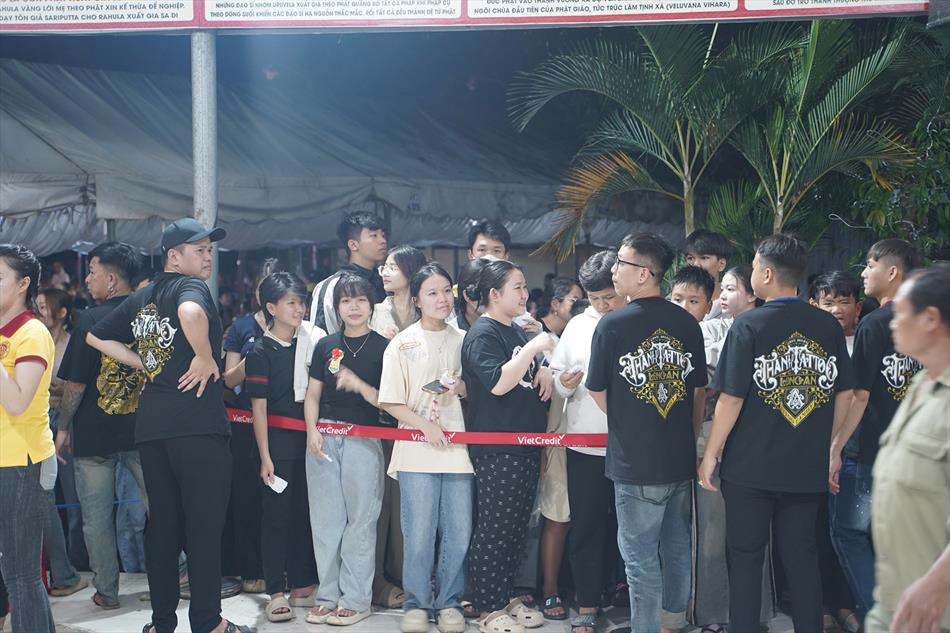 11 HÀNG NGÀN NGƯỜI TRONG LỄ HỘI 11 HÀNG NGÀN NGƯỜI TRONG LỄ HỘI