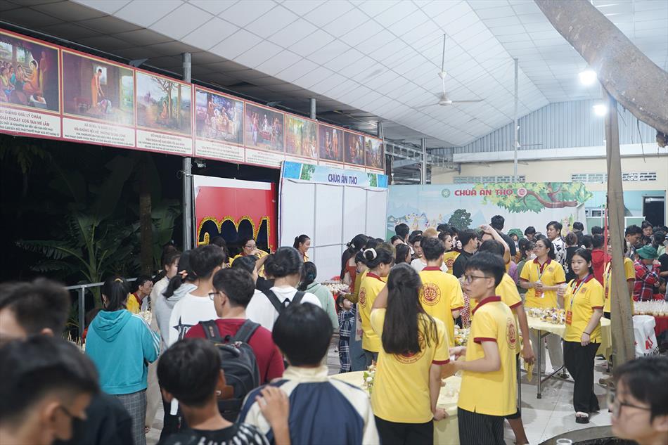 11 HÀNG NGÀN NGƯỜI TRONG LỄ HỘI 11 HÀNG NGÀN NGƯỜI TRONG LỄ HỘI