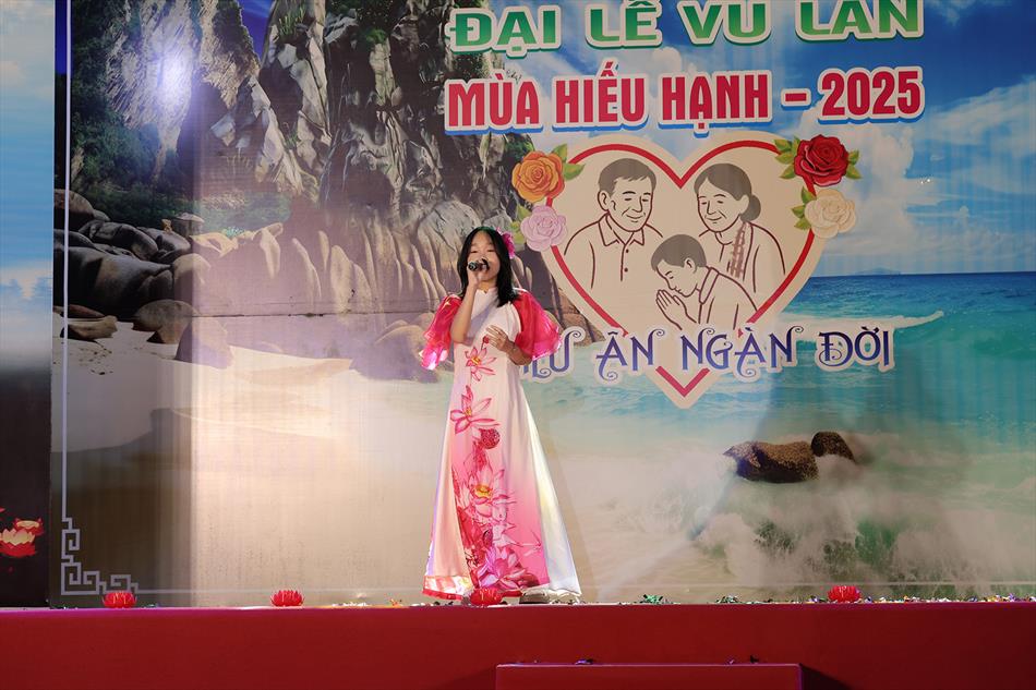 8 BÉ TRÂM ANH 8 BÉ TRÂM ANH