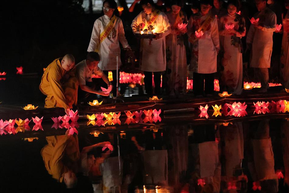 2 HOA ĐĂNG - LUNG LINH TRÊN NƯỚC 2 HOA ĐĂNG - LUNG LINH TRÊN NƯỚC