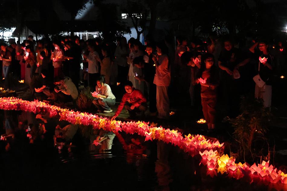2 HOA ĐĂNG - LUNG LINH TRÊN NƯỚC 2 HOA ĐĂNG - LUNG LINH TRÊN NƯỚC