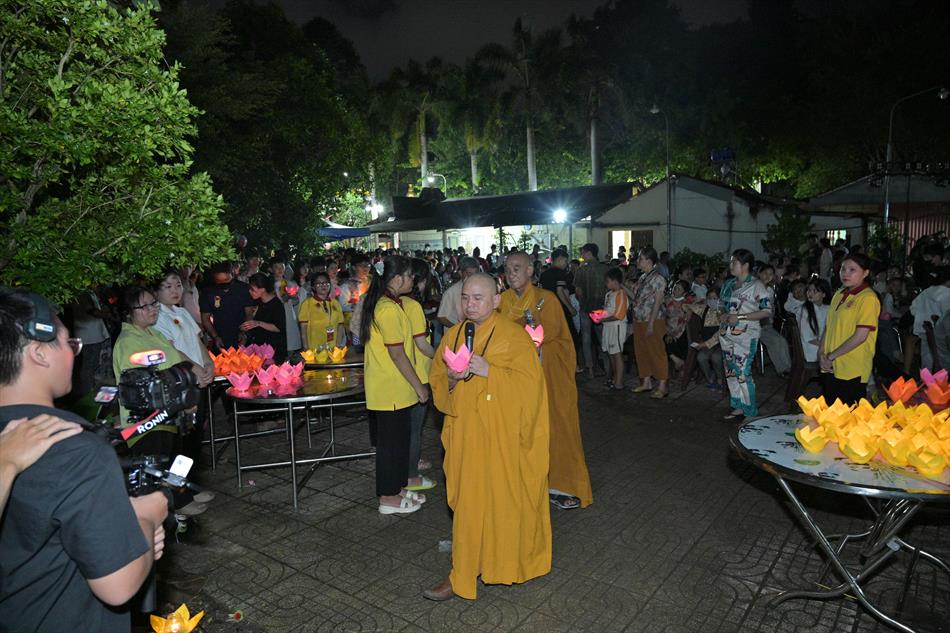 2 HOA ĐĂNG - LUNG LINH TRÊN NƯỚC 2 HOA ĐĂNG - LUNG LINH TRÊN NƯỚC