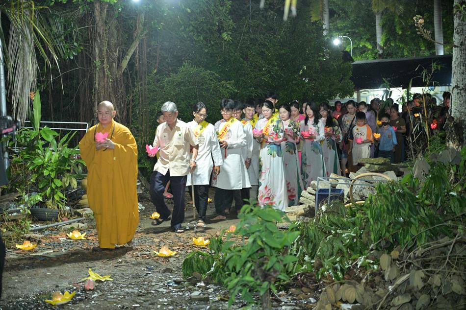 2 HOA ĐĂNG - LUNG LINH TRÊN NƯỚC 2 HOA ĐĂNG - LUNG LINH TRÊN NƯỚC