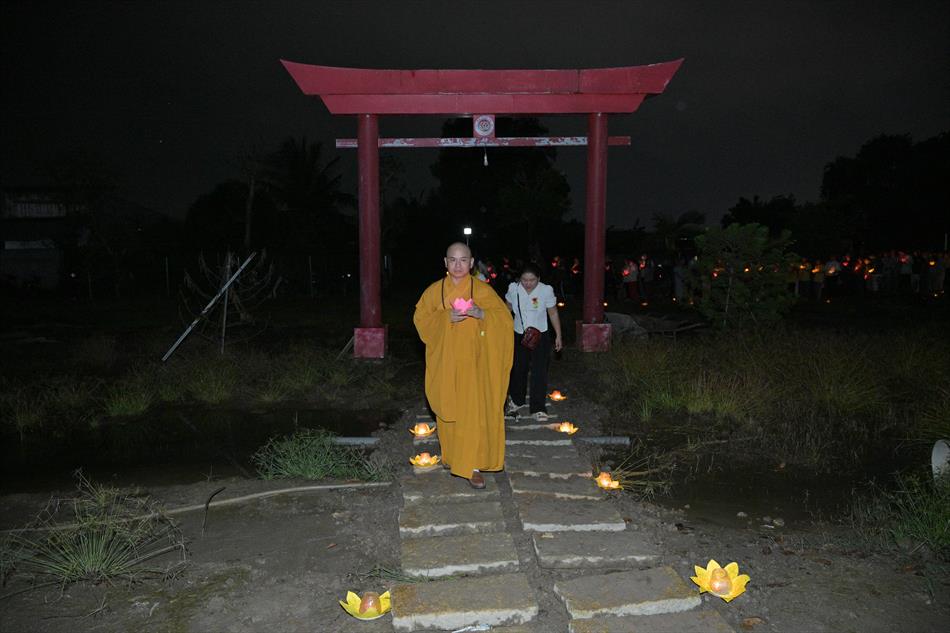 2 HOA ĐĂNG - LUNG LINH TRÊN NƯỚC 2 HOA ĐĂNG - LUNG LINH TRÊN NƯỚC