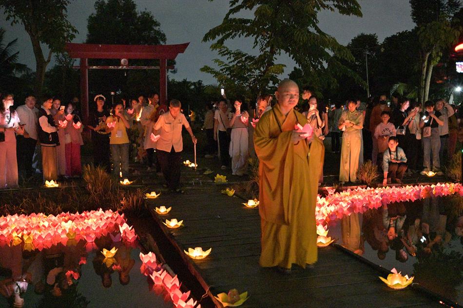 2 HOA ĐĂNG - LUNG LINH TRÊN NƯỚC 2 HOA ĐĂNG - LUNG LINH TRÊN NƯỚC