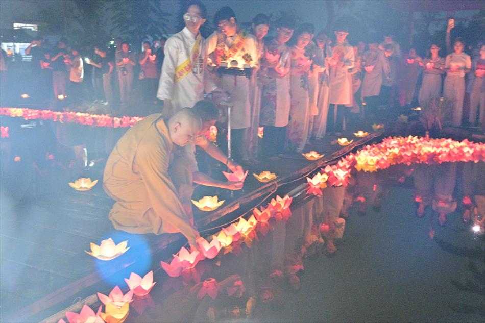 2 HOA ĐĂNG - LUNG LINH TRÊN NƯỚC 2 HOA ĐĂNG - LUNG LINH TRÊN NƯỚC