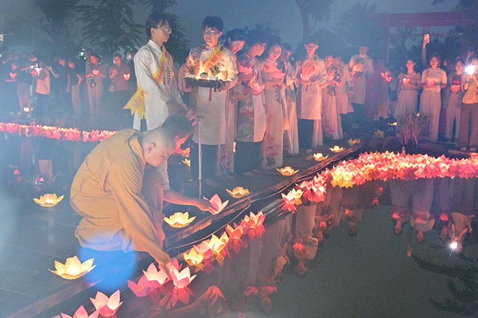 2 HOA ĐĂNG - LUNG LINH TRÊN NƯỚC 2 HOA ĐĂNG - LUNG LINH TRÊN NƯỚC
