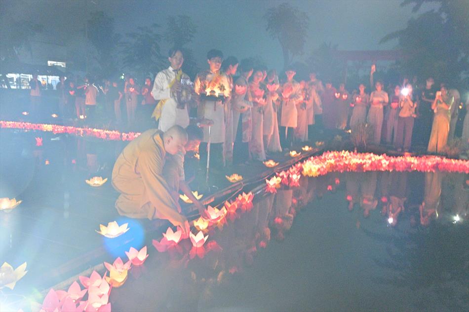 2 HOA ĐĂNG - LUNG LINH TRÊN NƯỚC 2 HOA ĐĂNG - LUNG LINH TRÊN NƯỚC
