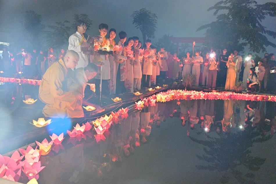 2 HOA ĐĂNG - LUNG LINH TRÊN NƯỚC 2 HOA ĐĂNG - LUNG LINH TRÊN NƯỚC