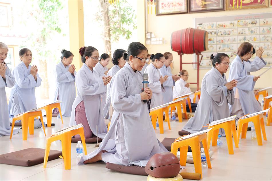 ĐẠO TRÀNG TRÌ TỤNG KINH ĐỊA TẠNG & TỪ BI THUỶ SÁM TẠI CHÙA ÂN THỌ ĐẠO TRÀNG TRÌ TỤNG KINH ĐỊA TẠNG & TỪ BI THUỶ SÁM TẠI CHÙA ÂN THỌ