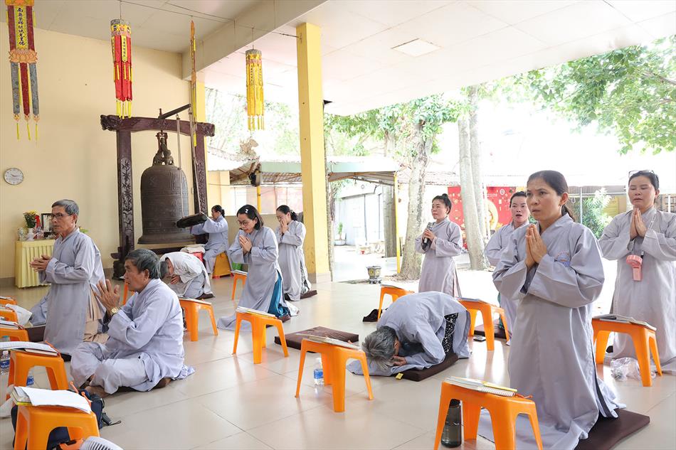 ĐẠO TRÀNG TRÌ TỤNG KINH ĐỊA TẠNG & TỪ BI THUỶ SÁM TẠI CHÙA ÂN THỌ ĐẠO TRÀNG TRÌ TỤNG KINH ĐỊA TẠNG & TỪ BI THUỶ SÁM TẠI CHÙA ÂN THỌ