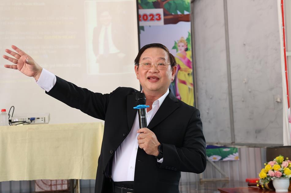 Diễn giả Trịnh Xuân Khanh diễn thuyết trong khóa tu tuổi trẻ mùa Phật đản 2023