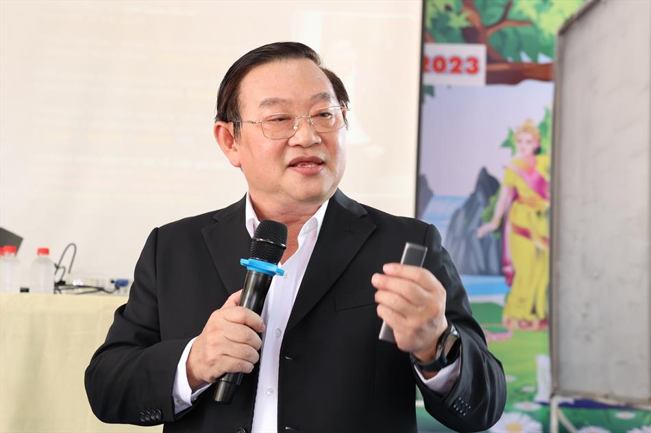 Diễn giả Trịnh Xuân Khanh diễn thuyết trong khóa tu tuổi trẻ mùa Phật đản 2023