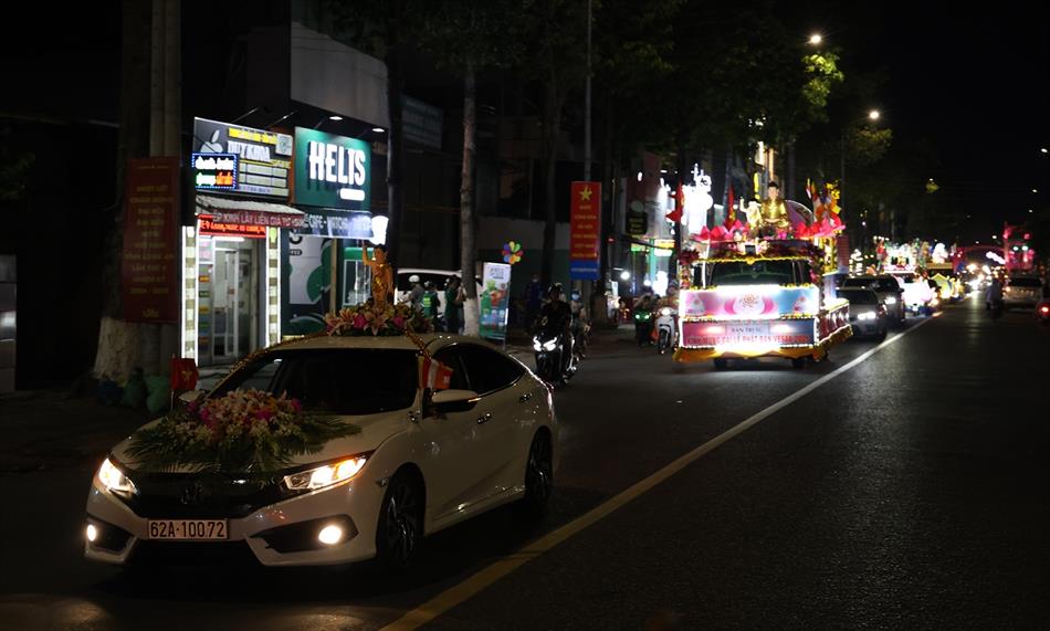 1 XE HOA BUỔI TỐI 1 XE HOA BUỔI TỐI
