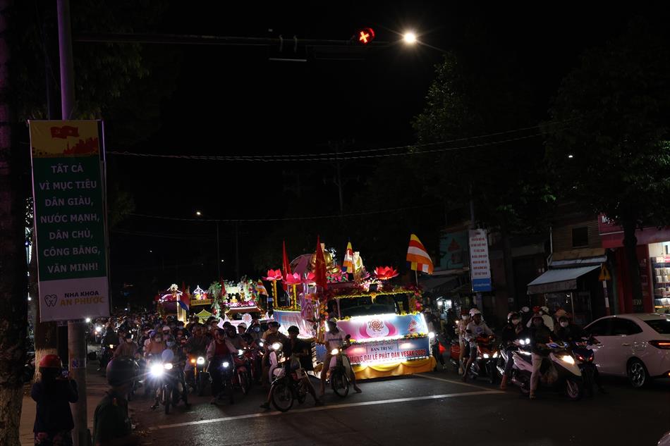 1 XE HOA BUỔI TỐI 1 XE HOA BUỔI TỐI