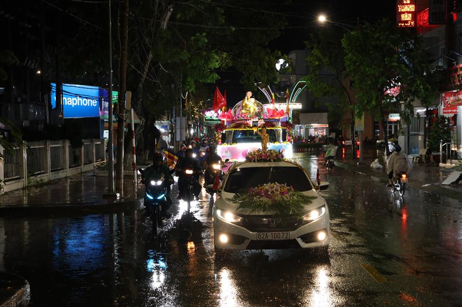 1 XE HOA BUỔI TỐI 1 XE HOA BUỔI TỐI