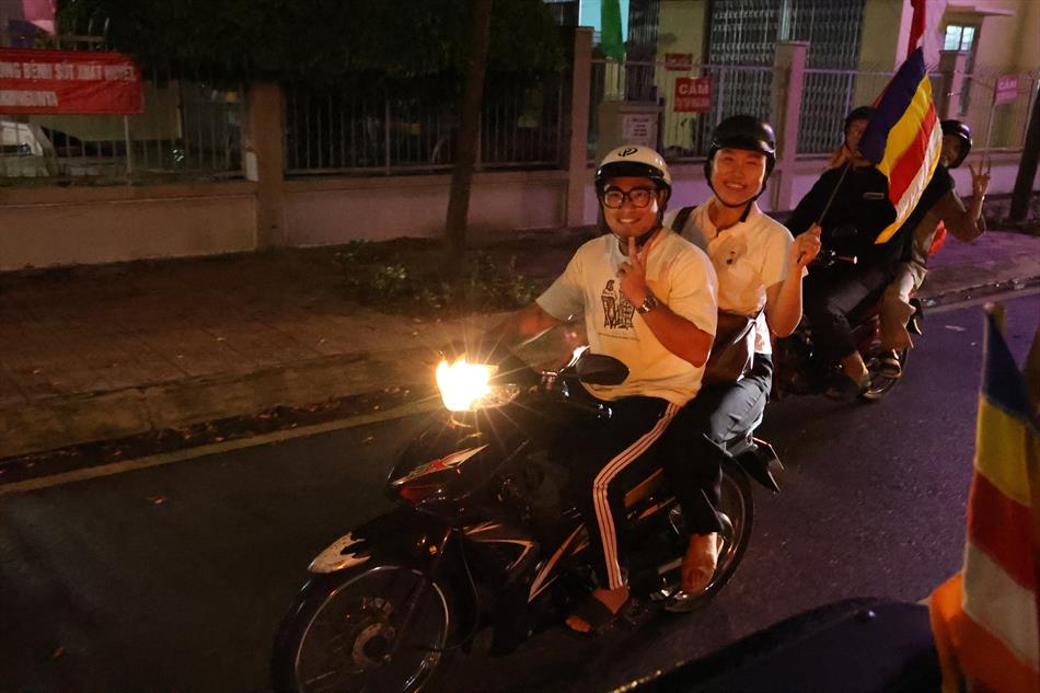1 XE HOA BUỔI TỐI 1 XE HOA BUỔI TỐI