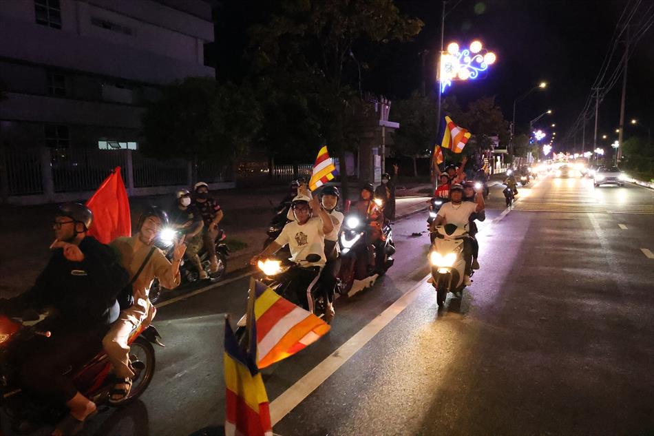 1 XE HOA BUỔI TỐI 1 XE HOA BUỔI TỐI