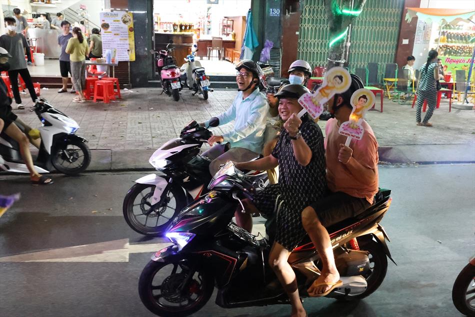 1 XE HOA BUỔI TỐI 1 XE HOA BUỔI TỐI