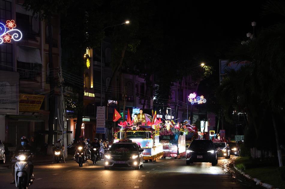 1 XE HOA BUỔI TỐI 1 XE HOA BUỔI TỐI
