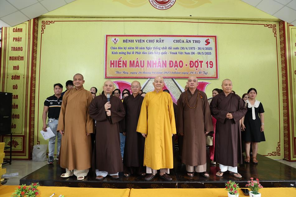 LÃNH ĐẠO GIÁO HỘI PHẬT GIÁO TỈNH NHÀ QUAN TÂM VÀ ĐỘNG VIÊN LÃNH ĐẠO GIÁO HỘI PHẬT GIÁO TỈNH NHÀ QUAN TÂM VÀ ĐỘNG VIÊN
