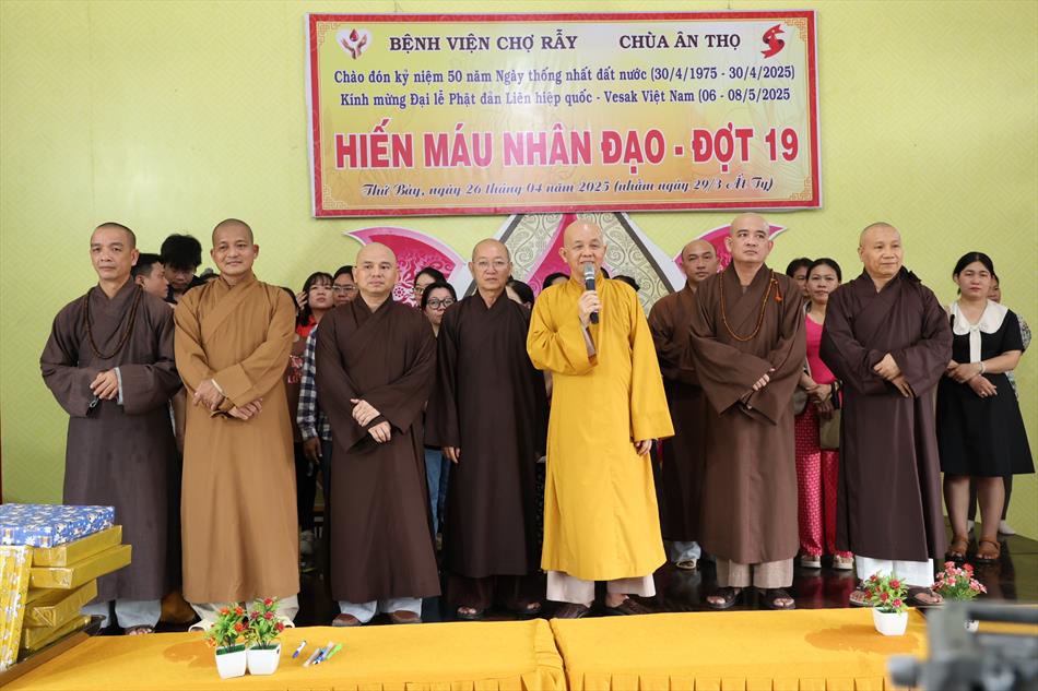 LÃNH ĐẠO GIÁO HỘI PHẬT GIÁO TỈNH NHÀ QUAN TÂM VÀ ĐỘNG VIÊN LÃNH ĐẠO GIÁO HỘI PHẬT GIÁO TỈNH NHÀ QUAN TÂM VÀ ĐỘNG VIÊN