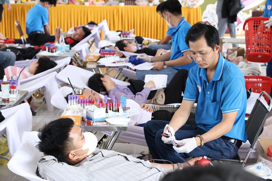 HIẾN MÁU - TẤM LÒNG VÌ THA NHÂN HIẾN MÁU - TẤM LÒNG VÌ THA NHÂN