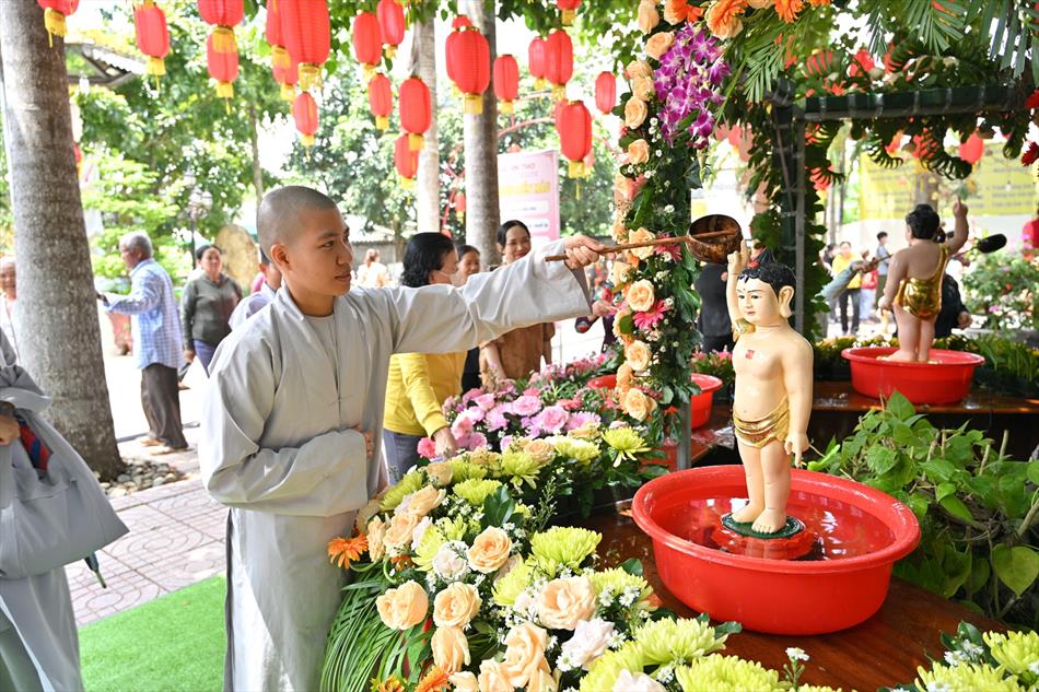 Hình ảnh ngày Phật đản 2025 tại chùa Ân Thọ: buổi sáng và chiều