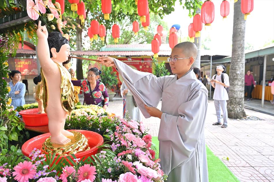 Hình ảnh ngày Phật đản 2025 tại chùa Ân Thọ: buổi sáng và chiều