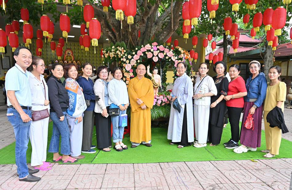 Hình ảnh ngày Phật đản 2025 tại chùa Ân Thọ: buổi sáng và chiều