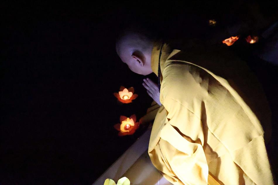 Hoa đăng vía Đức Phật A Di Đà tại chùa Ân Thọ – 2022