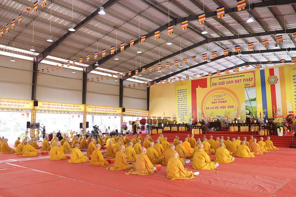 Trưởng lão Hoà thượng Thích Minh Thông giảng dạy về giới luật tại Đại giới đàn Đạt Pháp