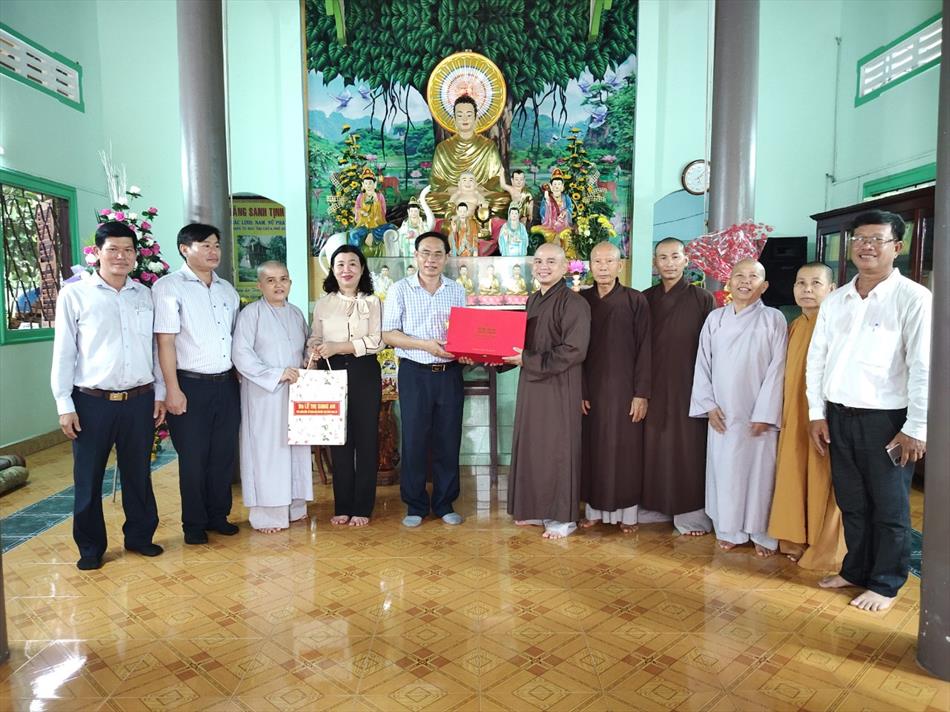 Huyện Thạnh Hóa: Ban Trị sự huyện đón tiếp phái đoàn chính quyền viếng thăm