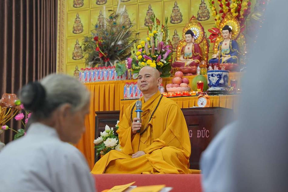 Sư phụ Trụ trì Thích Lệ Ngôn thuyết giảng Phật pháp cho thính chúng